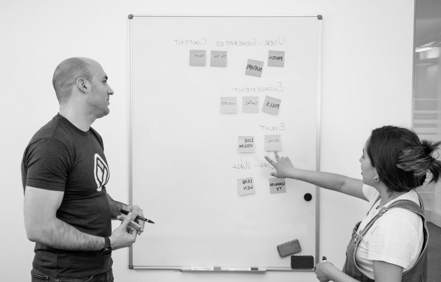 Moderní pracoviště s analýzou finančních dat a grafů