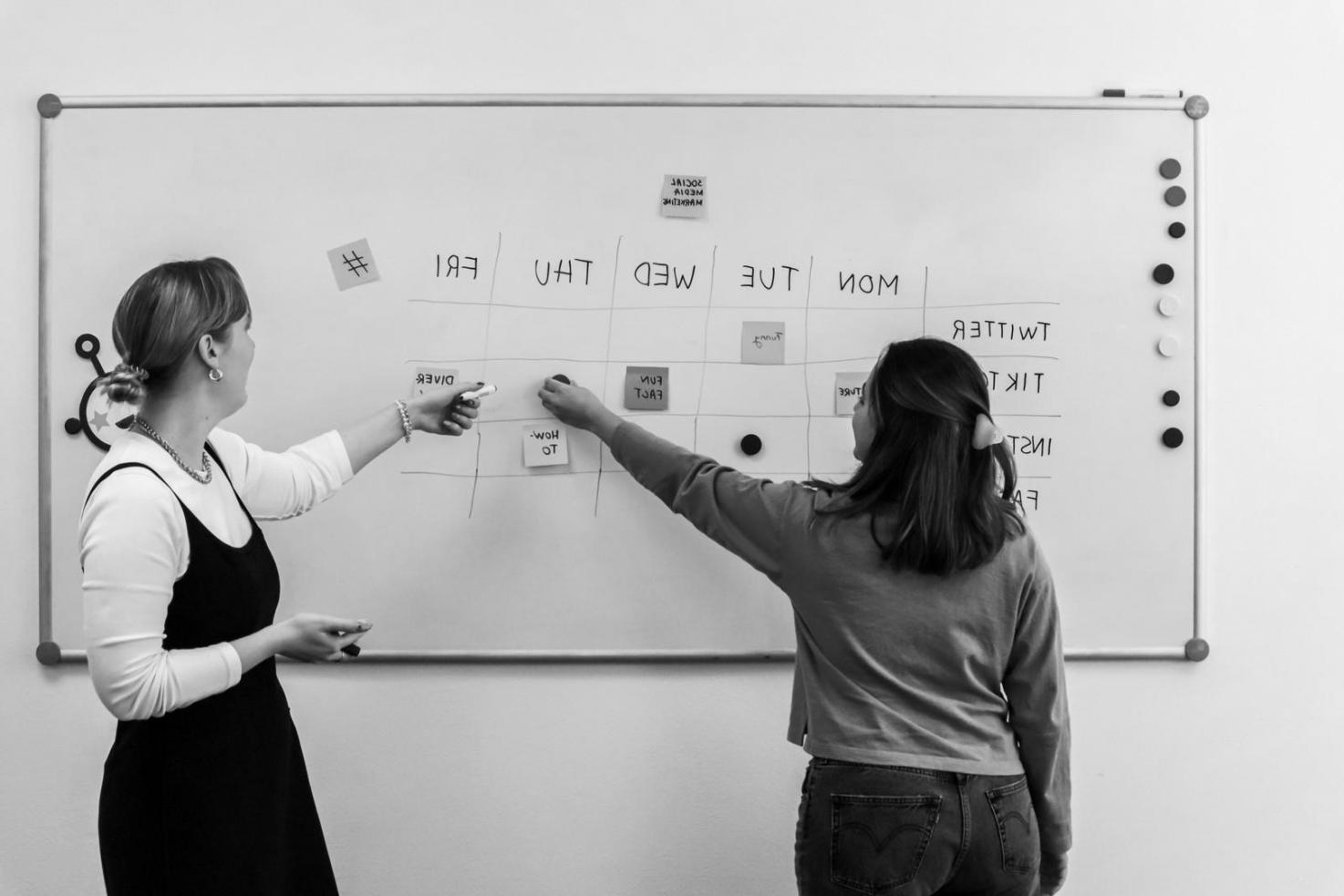 Týmová diskuze nad finančními projekcemi