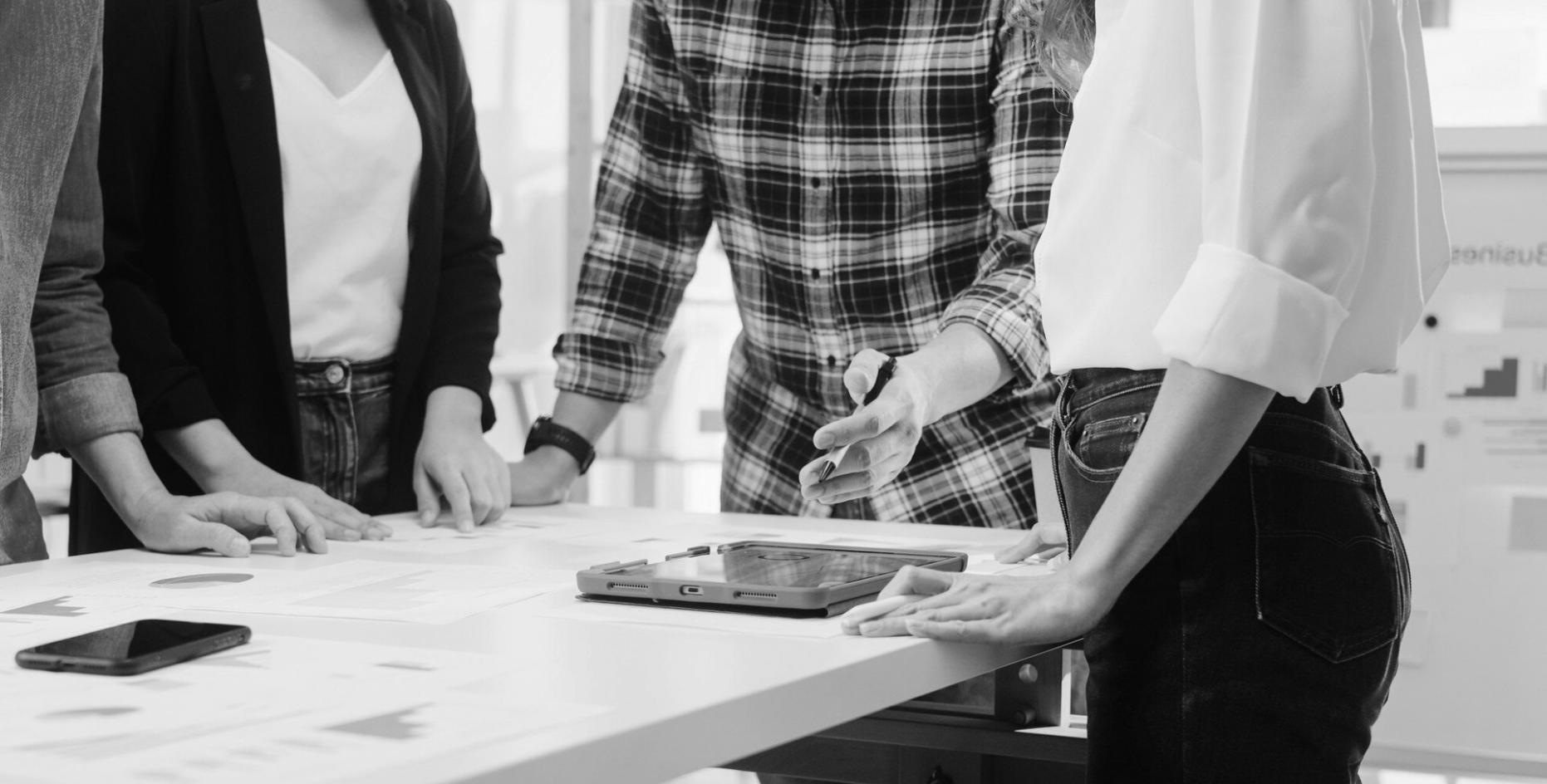 Finanční analýza a prognózy na monitoru pro podnikatelské rozhodování