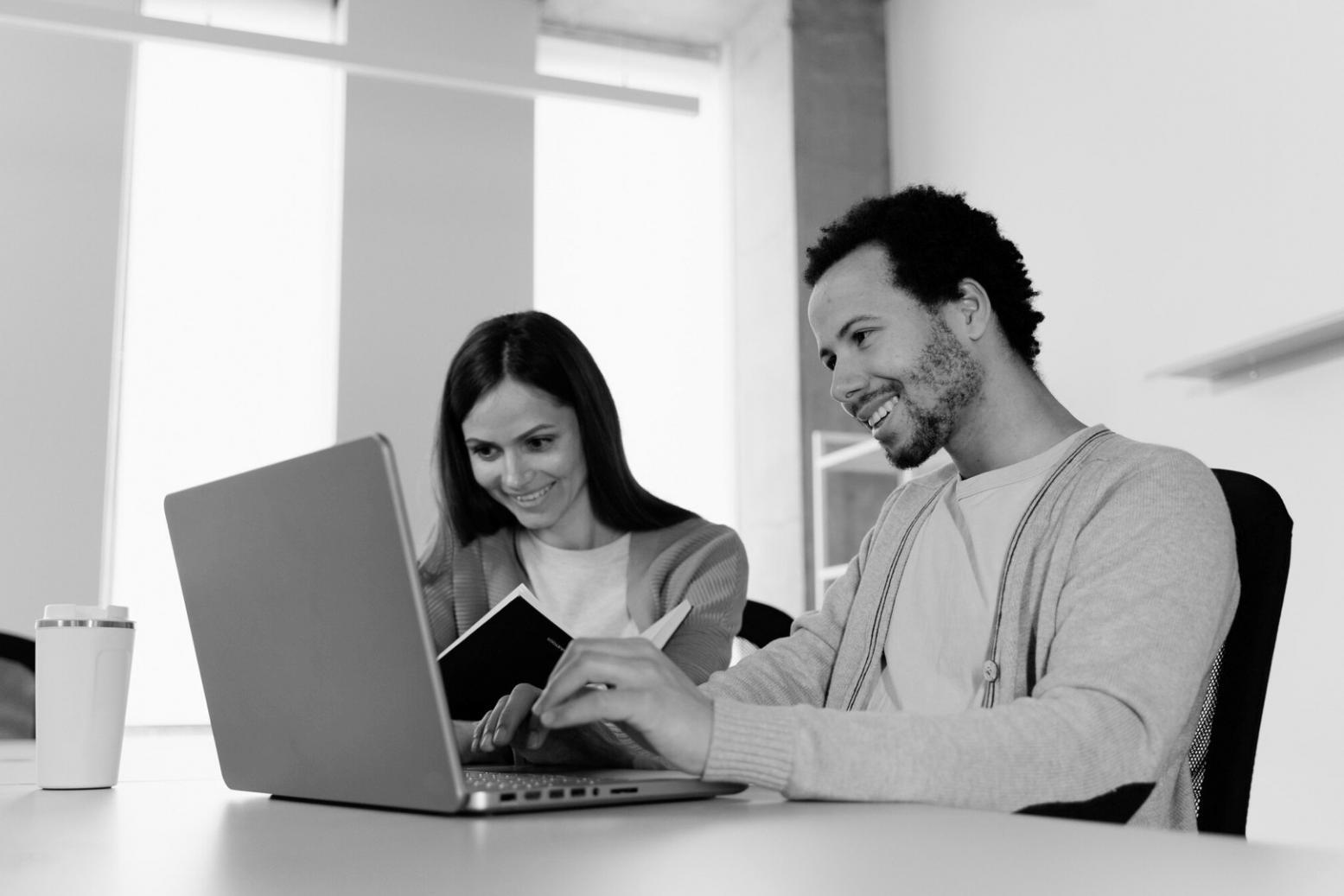 Účastníci vzdělávacího programu při praktické práci s finančními daty